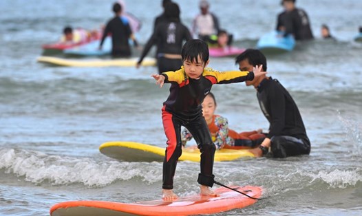 Ở thành phố Vạn Ninh, lướt sóng là môn thể thao giúp thu hút khách du lịch khắp nơi đổ về. Ảnh: Xinhua