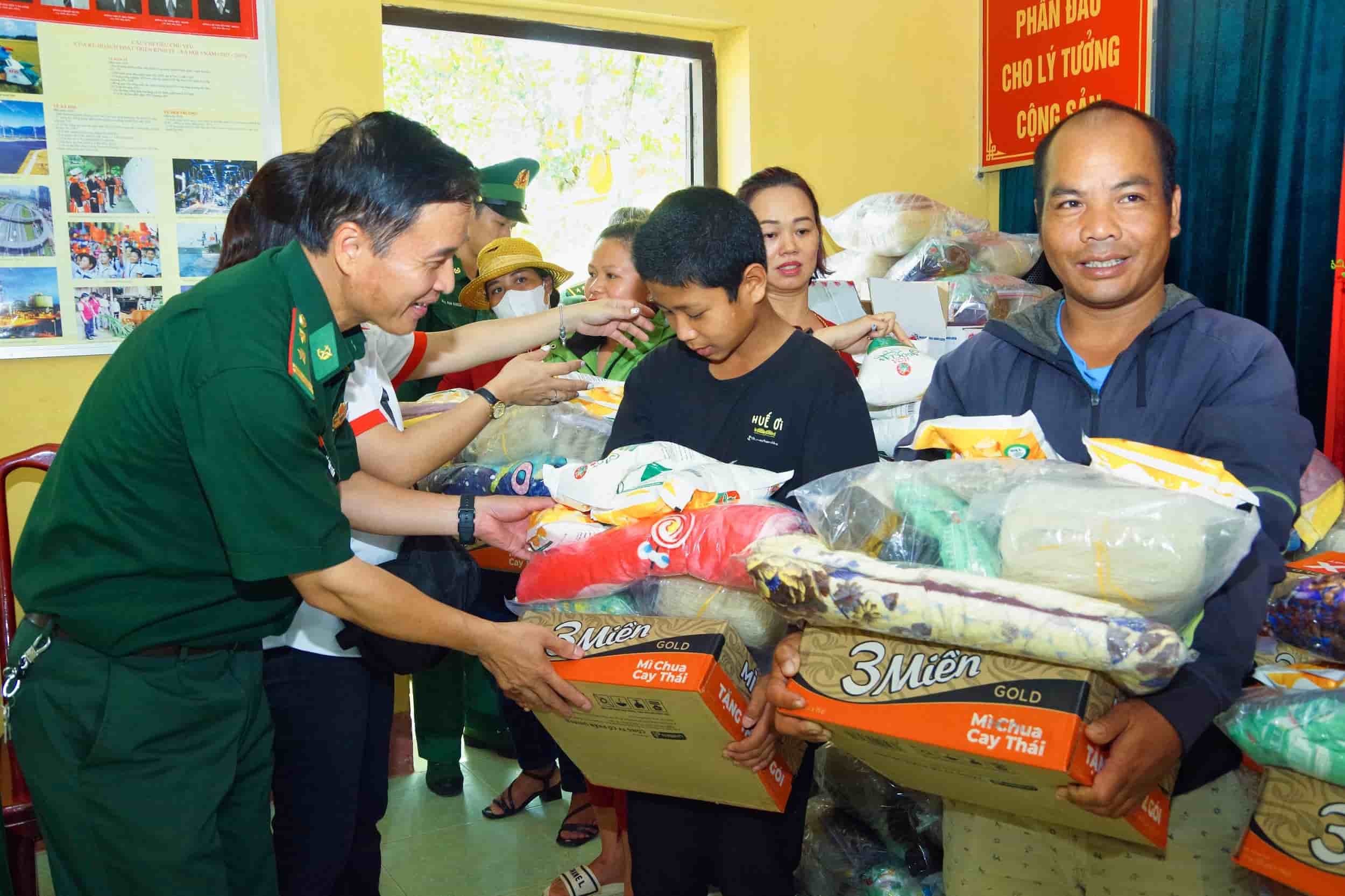 Tặng quà cho các gia đình có hoàn cảnh khó khăn ở khu vực biên giới Việt - Lào. Ảnh: Võ Tiến.
