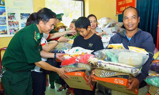 Tặng quà cho các gia đình có hoàn cảnh khó khăn ở khu vực biên giới Việt - Lào. Ảnh: Võ Tiến.