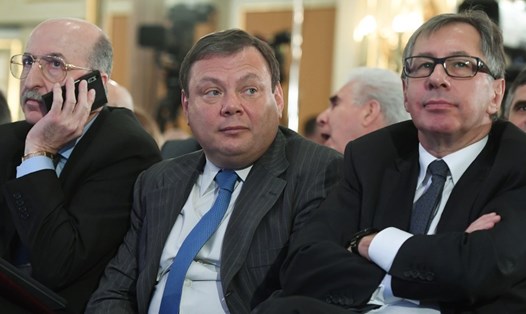 Mikhail Fridman (giữa) và Pyotr Aven (phải) tại Đại hội Liên minh các nhà công nghiệp và doanh nhân Nga. Ảnh: Sputnik