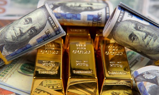 Vàng và USD được coi là tài sản trú ẩn an toàn trong bất ổn địa chính trị. Ảnh: Xinhua