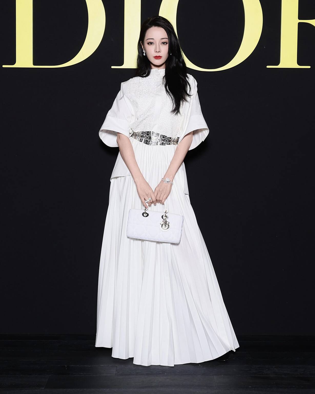 Địch Lệ Nhiệt Ba nổi bật tại show diễn Dior. Ảnh: X