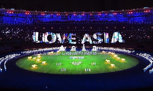 Dòng chữ "LOVE ASIA" (Yêu châu Á) bằng đèn LED xuất hiện tại lễ bế mạc ASIAD 19. Ảnh: News.cn