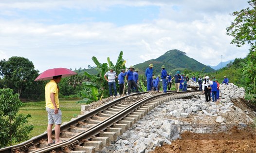 Công nhân khẩn trương khắc phục hậu quả thiên tai để bảo đảm thông tuyến Hà Nội - Lào Cai vào tối 8.10. Ảnh: Đinh Đại