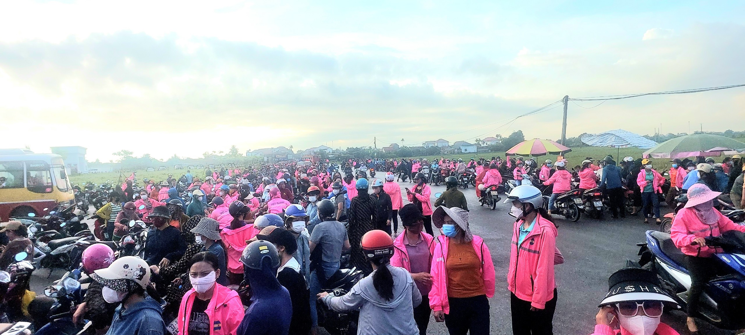 Vụ ngừng việc tập thể tại Công ty TNHH Viet Glory (huyện Diễn Châu, Nghệ An) đã kéo dài sang ngày thứ 6. Ảnh: Quang Đại