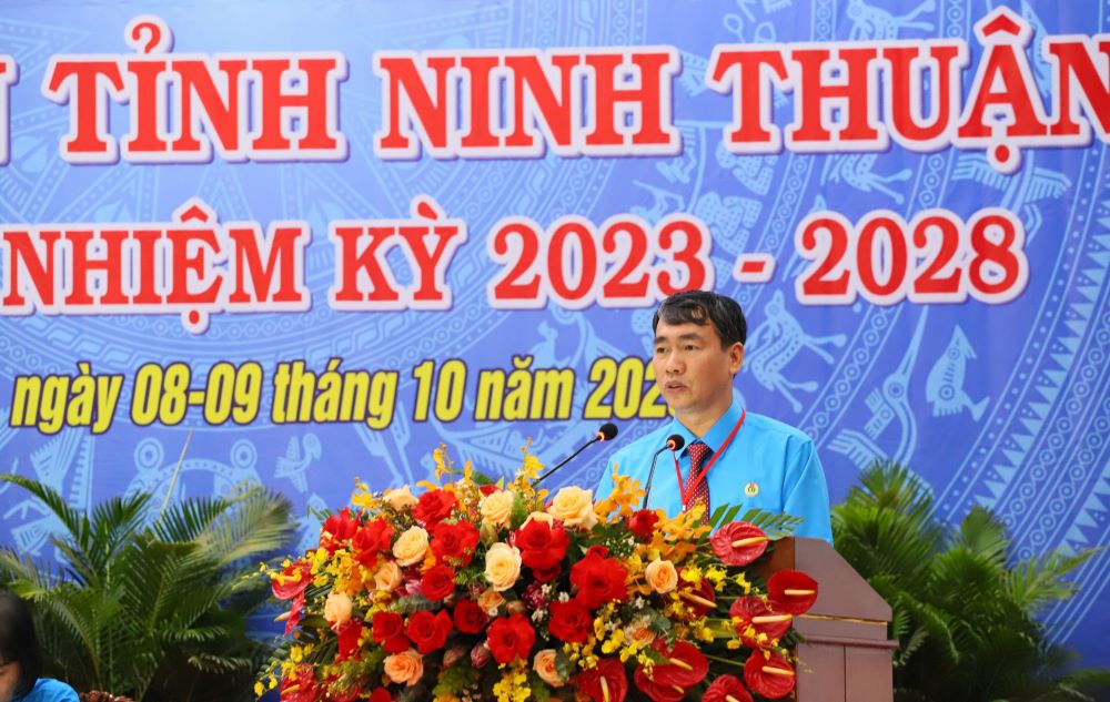 Phó chủ tịch Thường trực LĐLĐ tỉnh Ninh Thuận khó X ông Nguyễn Hữu Hòa tóm tắt kết quả hoạt động nhiệm kỳ 2018-2023. Ảnh: Phương Linh
