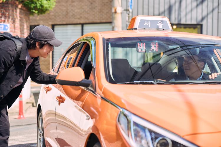 Yoo Yeon Seok và Lee Sung Min trong phim “A Bloody Lucky Day”. Ảnh: Nhà sản xuất

