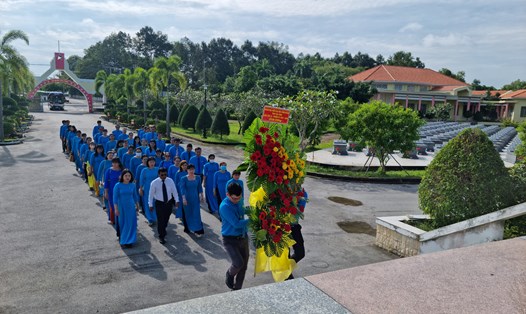 Đoàn đại biểu Đại hội Công đoàn Trà Vinh dâng hương, dâng hoa tại đền thờ Bác Hồ, Nghĩa trang Liệt sĩ tỉnh trước thềm đại hội. Ảnh: Hoàng Lộc