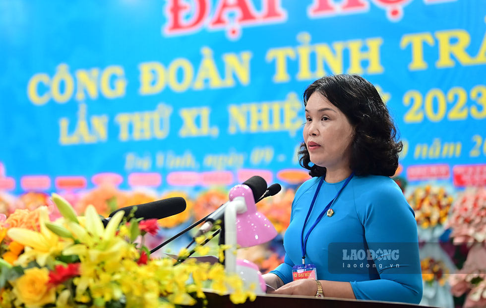Chủ tịch LĐLĐ tỉnh Trà Vinh Trần Thị Kim Chung phát biểu khai mạc Đại hội. Ảnh: Đạt Phan