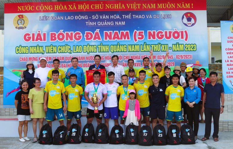Giải bóng đá nam CN-VC-NLĐ tỉnh Quảng Nam là một trong những hoạt động sôi nổi chào mừng Đại hội Công đoàn tỉnh lần thứ XVII. Ảnh Hoàng Bin.