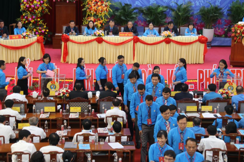 Các đại biểu bỏ phiếu bầu Ban Chấp hành LĐLĐ tỉnh Ninh Thuận nhiệm kỳ 2023-2028. Ảnh: Phương Linh
