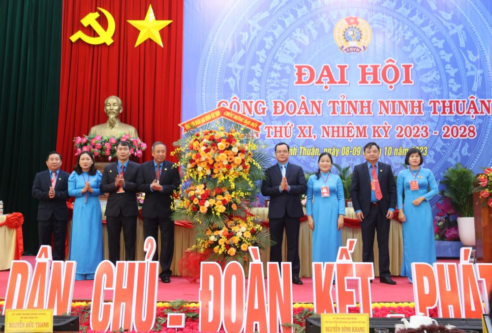 Thay mặt Đoàn Chủ tịch Tổng LĐLĐ Việt Nam ông Nguyễn Đình Khang tặng hoa chúc mừng Đại hội XI Công đoàn Ninh Thuận. Ảnh: Phương Linh