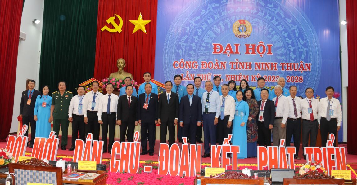 Các đại biểu tham dự Đại hội XI Công đoàn Ninh Thuận chụp hình lưu niệm. Ảnh: Phương Linh
