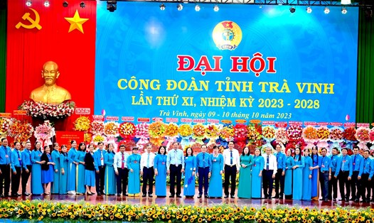Ban Chấp hành LĐLĐ tỉnh Trà Vinh khoá XI chụp ảnh lưu niệm cùng lãnh đạo Tổng LĐLĐVN và lãnh đạo tỉnh Trà Vinh. Ảnh: Đạt Phan