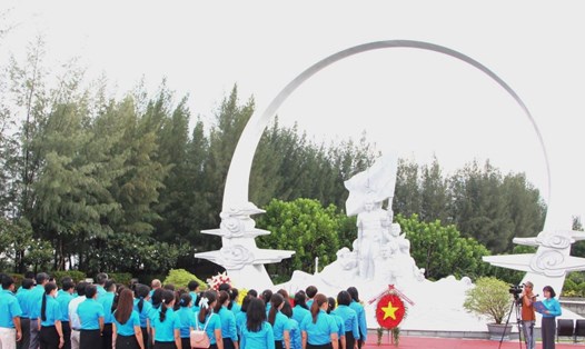 Đoàn đại biểu Công đoàn tỉnh Khánh Hòa dâng hương tưởng niệm anh hùng liệt sĩ tại Khu tưởng niệm Gạc Ma. Ảnh: Phương Linh