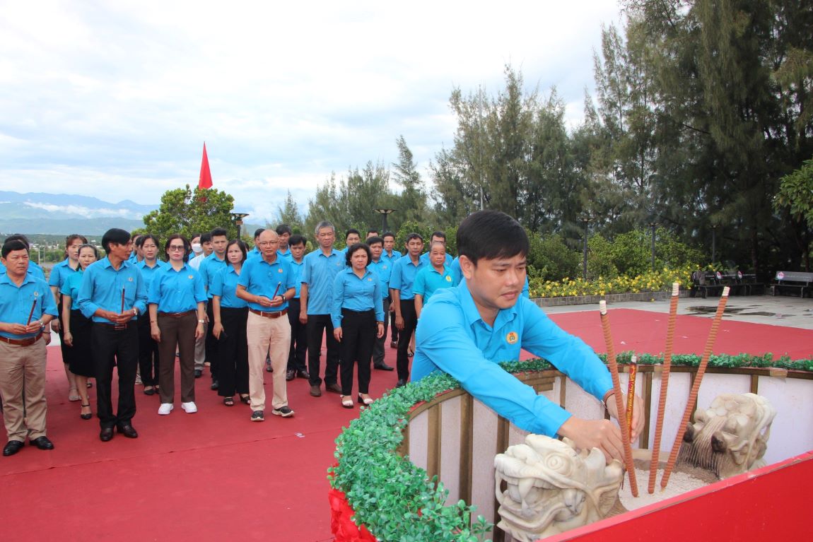 Cán bộ Công đoàn Khánh Hòa dâng hương tưởng niệm các anh hùng liệt sĩ tại Khu tưởng niệm chiến sĩ Gạc Ma. Ảnh: Phương Linh