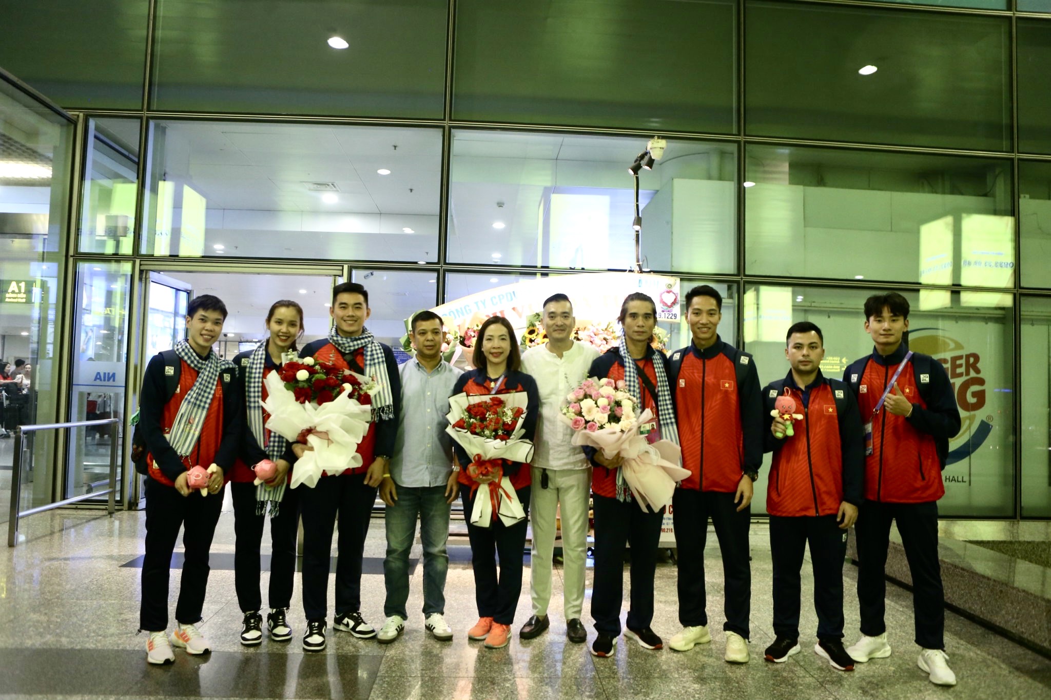 Đội tuyển cầu mây Việt Nam về nước sau khi kết thúc kì ASIAD 19 thành công. Ảnh: Minh Anh