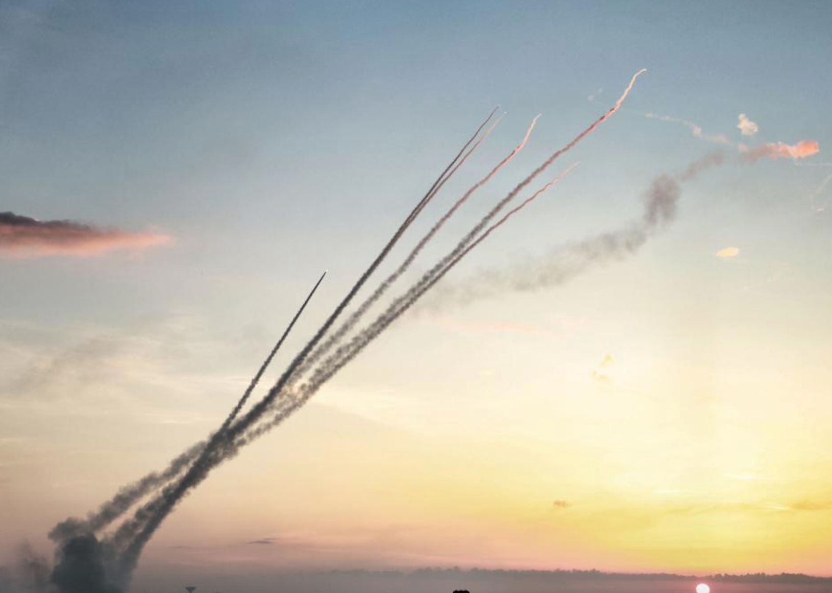 Một loạt tên lửa bắn từ Gaza vào Israel ngày 7.10.2023. Ảnh: Xinhua