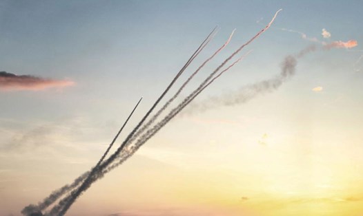 Một loạt tên lửa bắn từ Gaza vào Israel ngày 7.10.2023. Ảnh: Xinhua