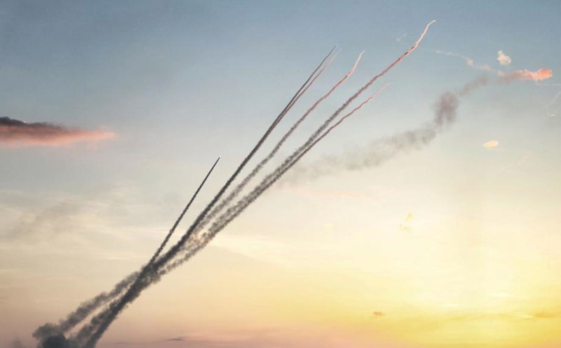 Một loạt tên lửa bắn từ Gaza vào Israel ngày 7.10.2023. Ảnh: Xinhua