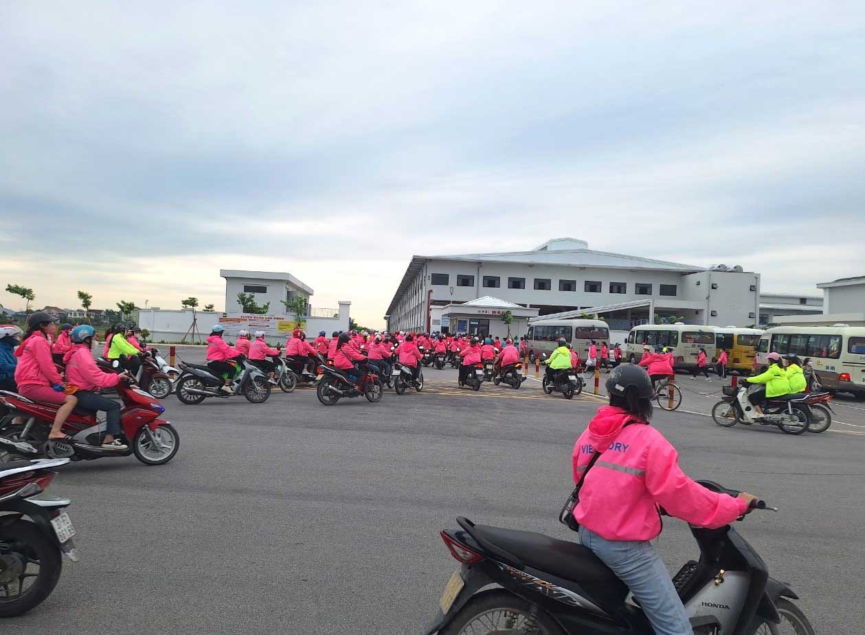 Toàn thể công nhân Công ty TNHH Viet Glory vào làm việc vào sáng 9.10, chấm dứt vụ ngừng việc tập thể kéo dài 9 ngày. Ảnh: Quang Đại