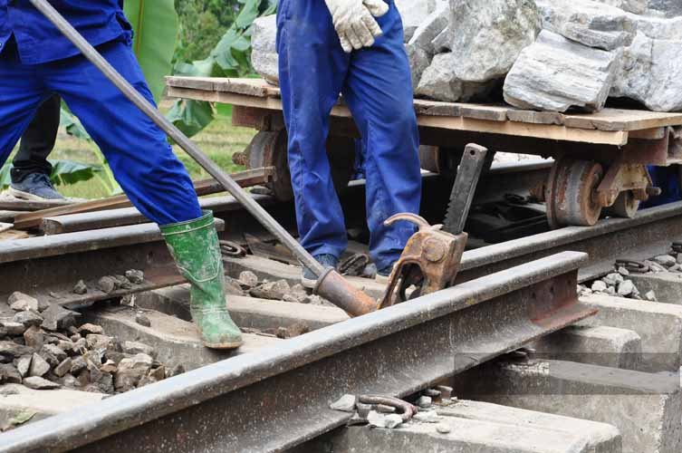 Ngành đường sắt huy động hơn 120 công nhân thi công khắc phục hậu quả mưa lũ ở Yên Bái. Ảnh: Đinh Đại