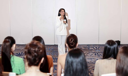 Các thí sinh Hoa hậu Hoàn vũ Việt Nam 2023 nhận được nhiều chia sẻ hữu ích để thực hiện phần thi tốt hơn. Ảnh: BTC.