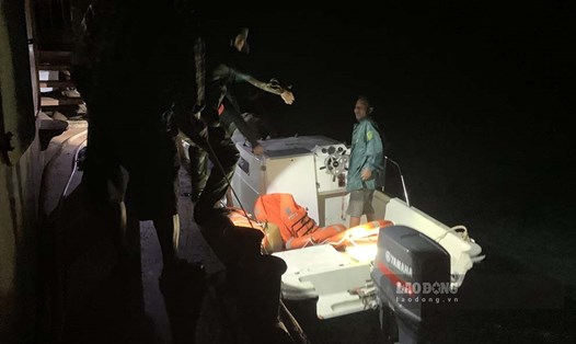 Cứu 4 ngư dân gặp nạn trên biển Cô Tô (Quảng Ninh). Ảnh: Thu Báu