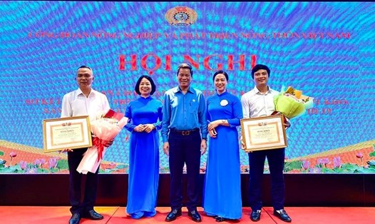 Phó Chủ tịch Tổng LĐLĐVN Huỳnh Thanh Xuân (giữa) chung vui cùng cán bộ CĐ ngành NN&PTNTVN và các cá nhân được khen thưởng trong phong trào thi đua. 
Ảnh: Hoàng Long