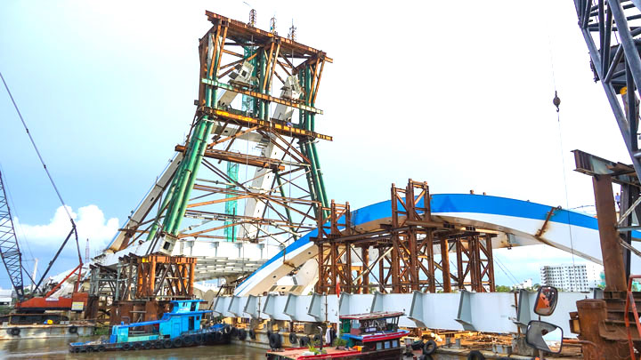 Cầu Trần Hoàng Na bắc qua sông Cần Thơ với tổng vốn đầu tư hơn 791 tỉ đồng đã chính thức hợp long đốt vòm chủ. Ảnh: Tạ Quang