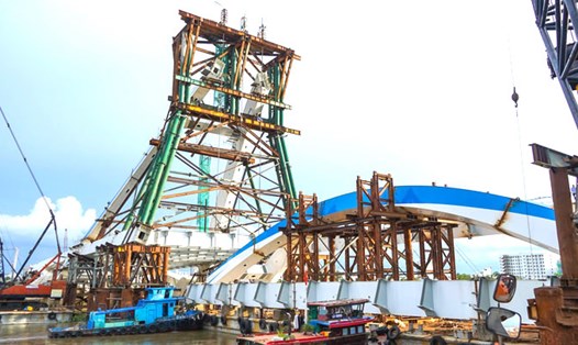 Cầu Trần Hoàng Na bắc qua sông Cần Thơ với tổng vốn đầu tư hơn 791 tỉ đồng đã chính thức hợp long đốt vòm chủ. Ảnh: Tạ Quang