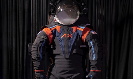 Nguyên mẫu thiết kế bộ đồ phi hành gia của Axiom Space, được ra mắt vào tháng 3.2023. Tuy nhiên, bộ đồ được sử dụng trong nhiệm vụ thực tế sẽ được nâng cấp và có màu trắng thay vì màu đen như nguyên mẫu. Ảnh: Axiom Space