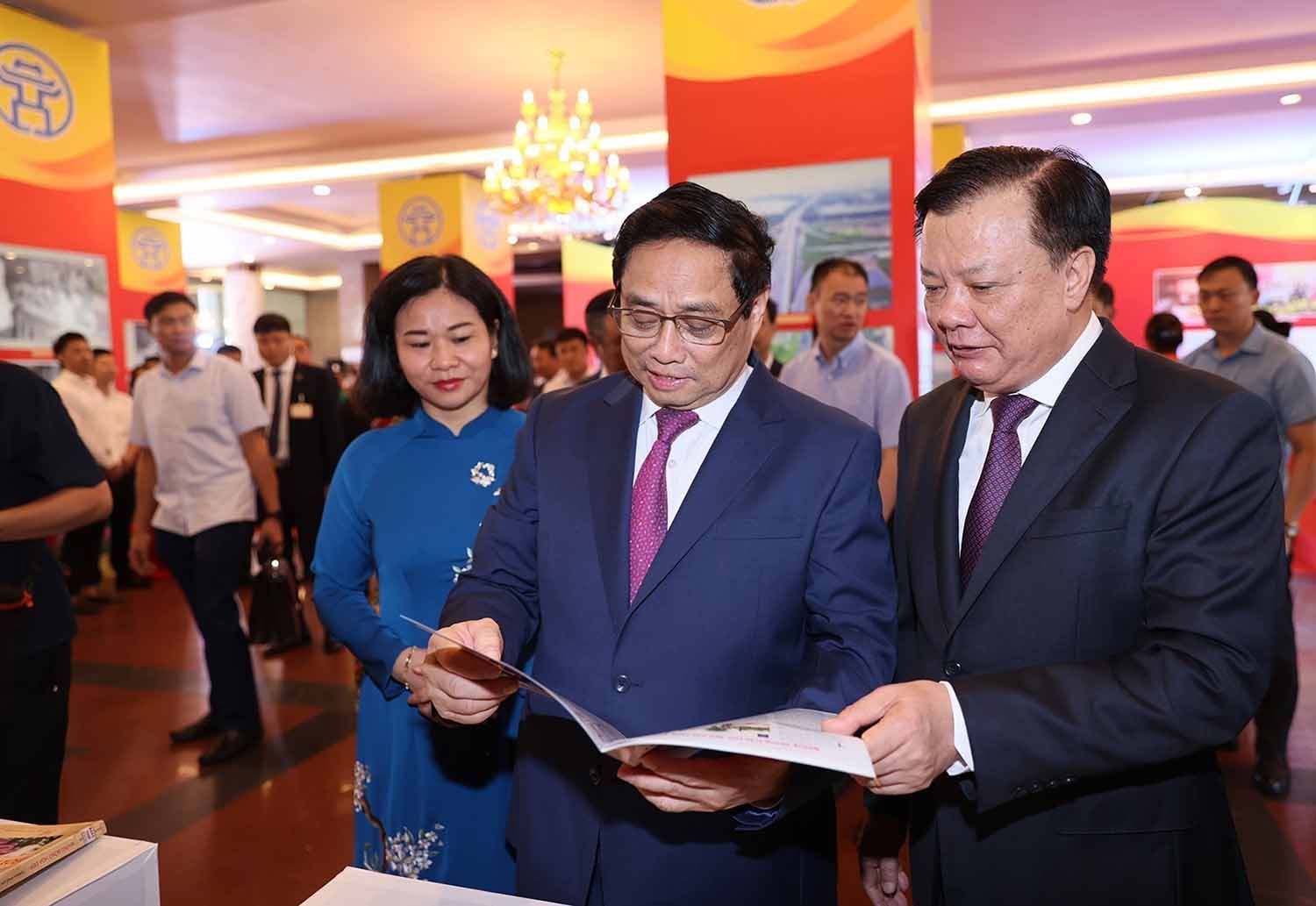 Thủ tướng Phạm Minh Chính cùng các đại biểu tham quan trưng bày sách “Những bông hoa đẹp”. Ảnh: TTXVN 