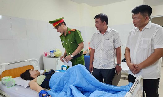 Lãnh đạo Công an tỉnh Đắk Lắk thăm hỏi, động viên nạn nhân bị tai nạn giao thông tại tuyến đường tránh thị xã Buôn Hồ. Ảnh: Sỹ Đức