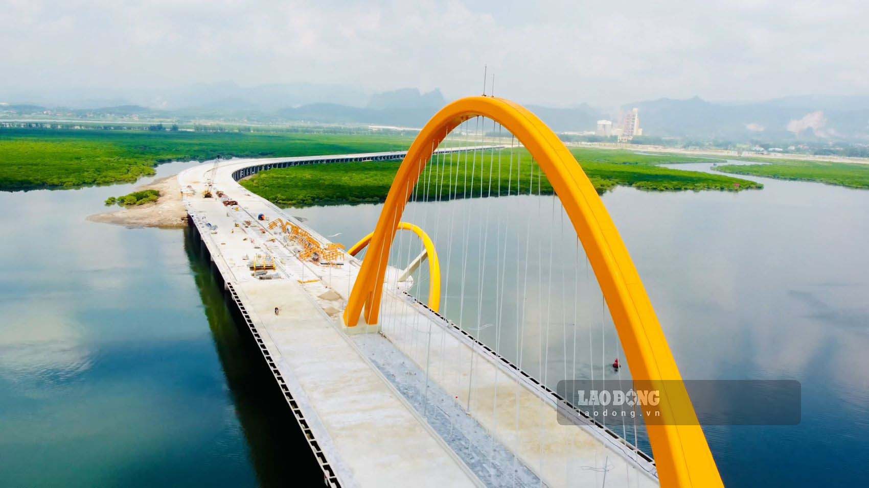 Cầu Cửa Lục 3 dự kiến khánh thành vào đầu năm 2024. Ảnh: Nguyễn Hùng