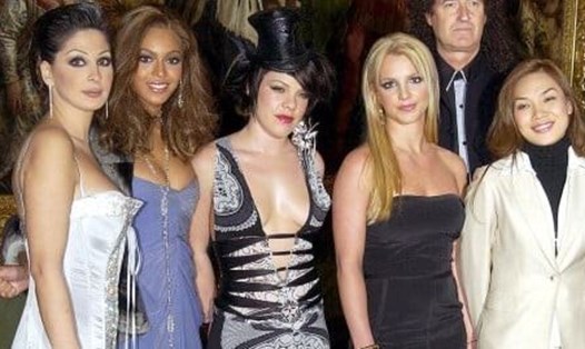 Mỹ Tâm chụp hình cùng Britney Spears và dàn sao đình đám Hollywood. Ảnh: Facebook