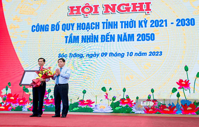Bộ trưởng Bộ Kế hoạch và Đầu tư Nguyễn Chí Dũng trao Quyết định của Thủ tướng Chính phủ phê duyệt Quy hoạch tỉnh Sóc Trăng thời kỳ 2021 - 2030, tầm nhìn đến năm 2050. Ảnh: Phương Anh