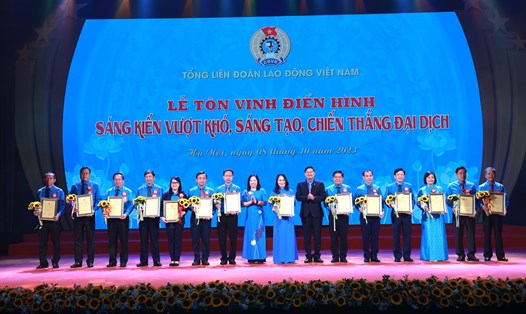 Ông Võ Mạnh Sơn - Chủ tịch LĐLĐ tỉnh Thanh Hóa (đầu tiên, bên trái ảnh) nhận Bằng khen của Tổng LĐLĐVN. Ảnh: Hải Nguyễn