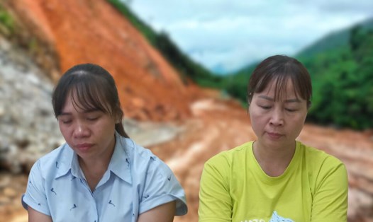 Chị Hồng (bên trái) và chị Na (bên phải) là 2 viên chức kế toán trường học dù lương thấp nhưng không dám nghỉ việc. Ảnh: Lan Phương