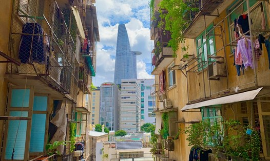 Khoảng xanh len lỏi giữa tòa chung cư cũ, với tầm nhìn ra tháp Bitexco. Ảnh: Joshua Zukas