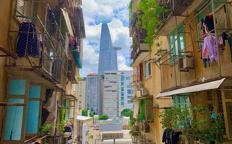 Khoảng xanh len lỏi giữa tòa chung cư cũ, với tầm nhìn ra tháp Bitexco. Ảnh: Joshua Zukas