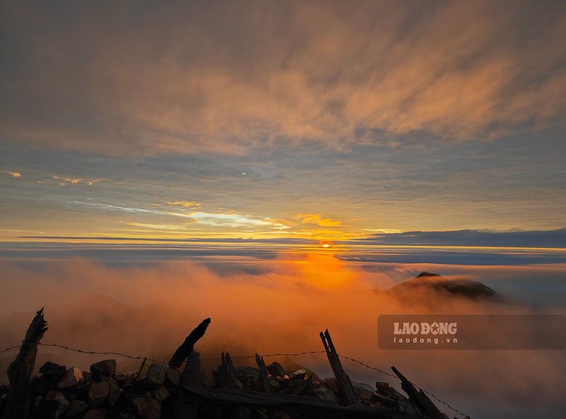 Bình minh bừng sáng và biển mây trên đỉnh Tà Chì Nhù. Ảnh: Hoàng Thông.