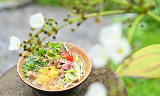 Phở ngô có màu vàng óng bắt mắt. Ảnh: NVCC