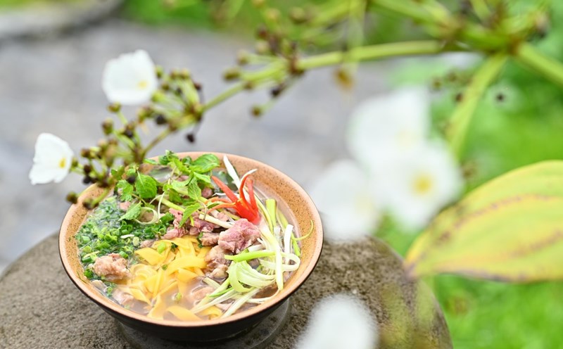 Phở ngô có màu vàng óng bắt mắt. Ảnh: NVCC