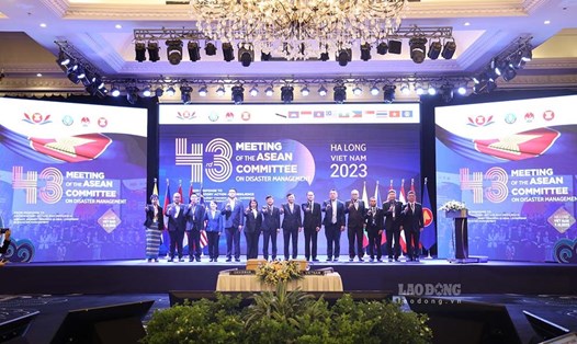 Các đại biểu chụp hình lưu niệm tại hội nghị thường niên lần thứ 43 của Ủy ban ASEAN về quản lý thiên tai. Ảnh: Đoàn Hưng