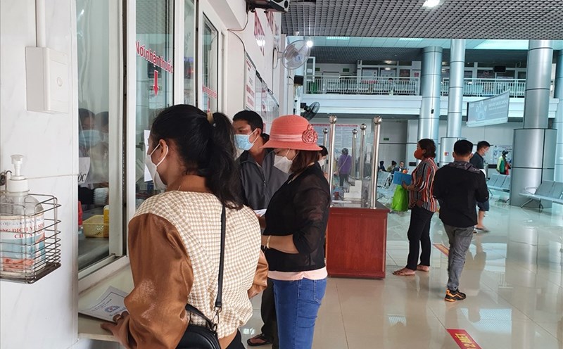 Người dân đến mua thuốc tại Bệnh viện đa khoa vùng Tây Nguyên. Ảnh: Bảo Trung