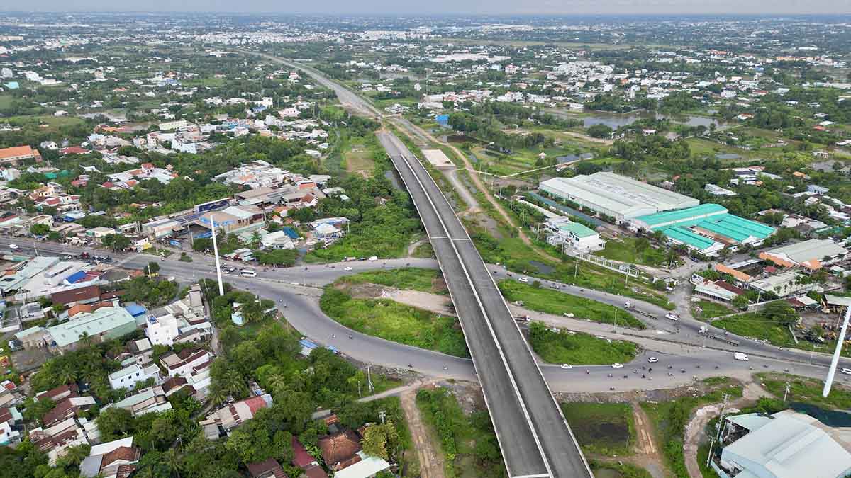 Cách đó khoảng 5 km, nút giao với quốc lộ 1A (huyện Bình Chánh, TP HCM) được thiết kế gồm cầu vượt, vòng xoay. Hiện, đường cao tốc đã hình thành nhưng đường kết nối qua đây chưa xong, không khác nhiều so với 4 năm trước.