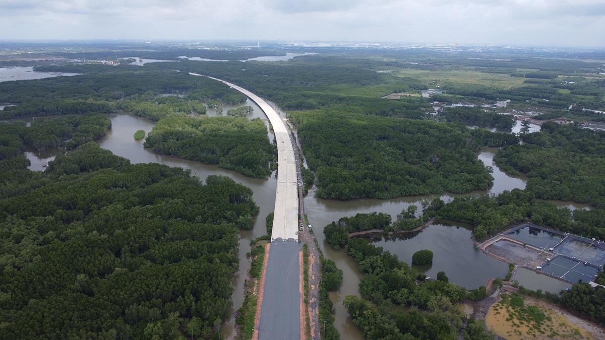 Phần cao tốc Bến Lức - Long Thành đi qua tỉnh Đồng Nai dài 27 km, một số đoạn chạy qua các vùng địa chất phức tạp, có nhiều sông ngòi, sình lầy.