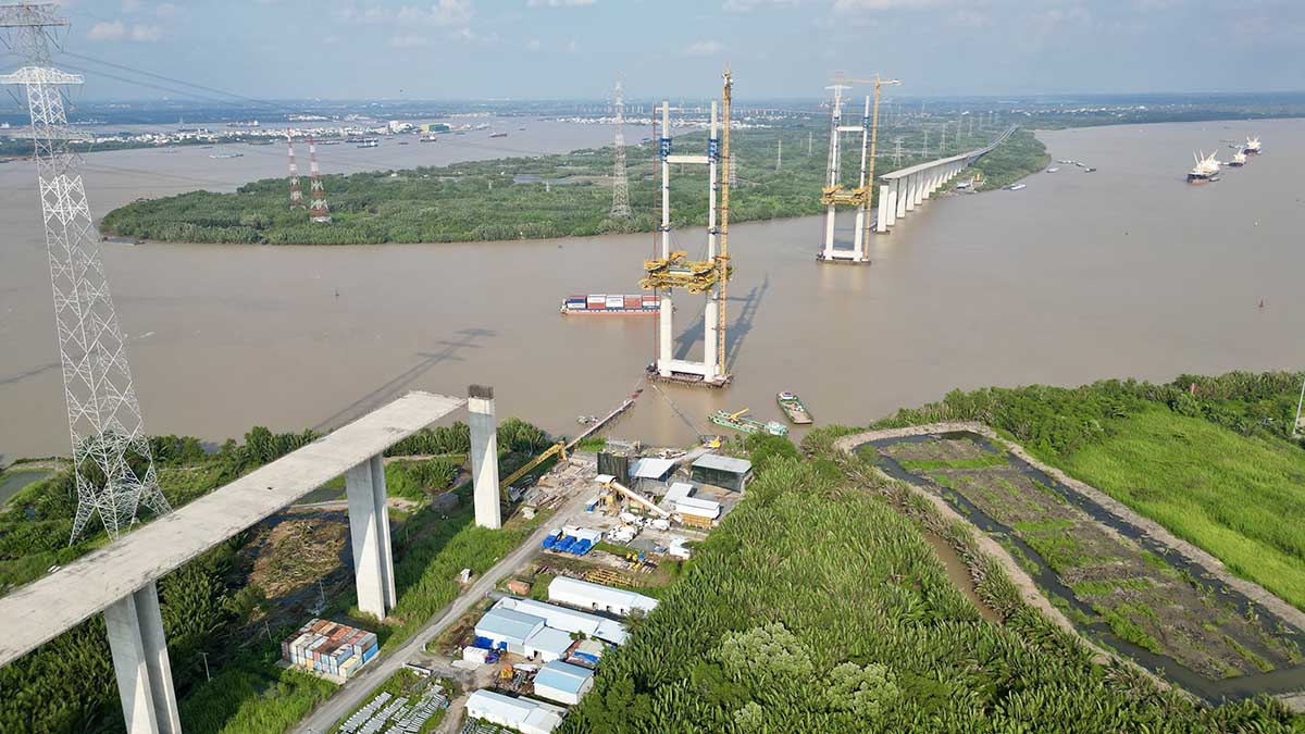 Do điều kiện địa chất, thủy văn phức tạp, dự án phải xây dựng hơn 20 km cầu và cầu cạn. Trong đó có hai cầu lớn xây dựng theo kiểu dây văng là cầu Bình Khánh và Phước Khánh.