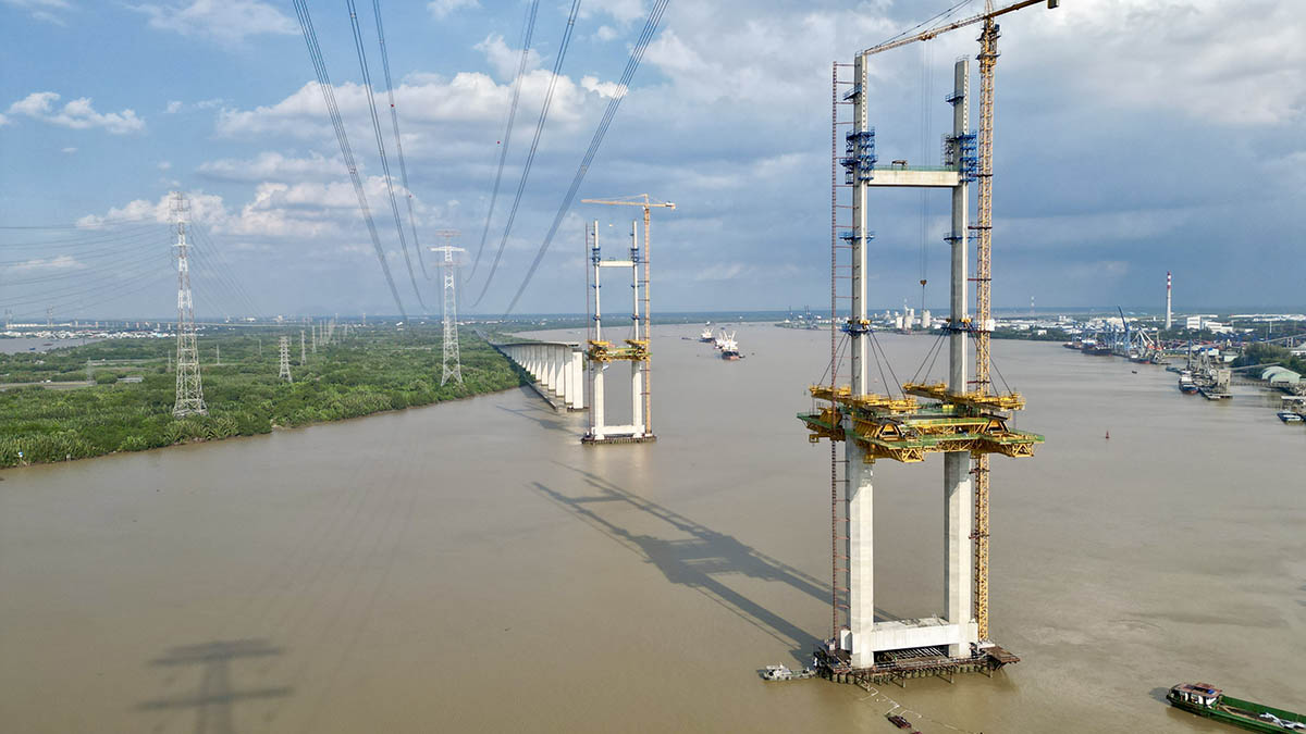 Cầu Bình Khánh (thuộc gói thầu J1) được thiết kế theo kiểu dây văng hai mặt phẳng, khởi công tháng 8.2015 với tổng vốn đầu tư hơn 2.800 tỉ đồng. Cầu bắc qua sông Soài Rạp, nối huyện Nhà Bè và Cần Giờ của TPHCM. Cầu đạt khoảng 70% tiến độ thì ngưng thi công từ 12.2018 do vướng mắc nguồn vốn. Hồi tháng 7.2023, cầu này tái thi công trở lại sau 4 năm ngưng trệ.